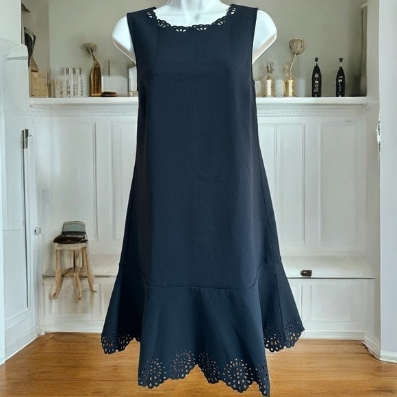 LOFT Ann Taylor Dresses & Skirts - LOFT Ann Taylor Black Shift Sleeveless Scalloped Scoop Neck Hem Zipper Dress